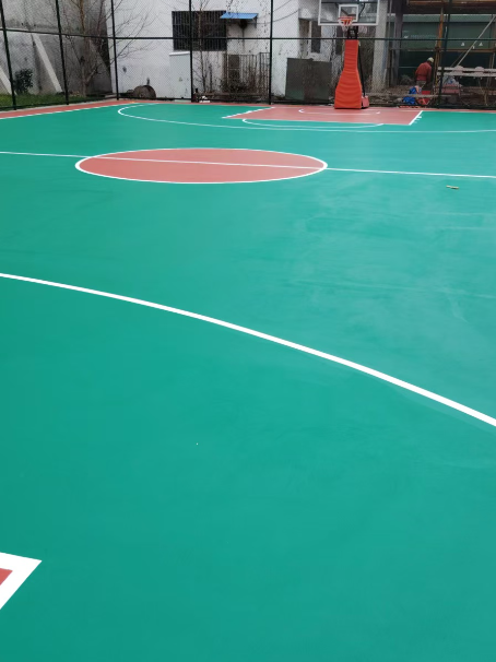 凤城 球场长期使用易出现地面开裂
